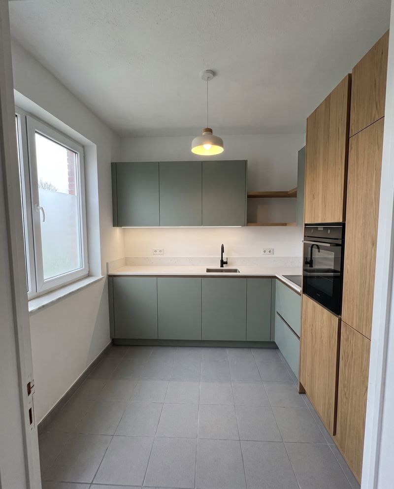 Salie groene keuken met eiken kastenwand