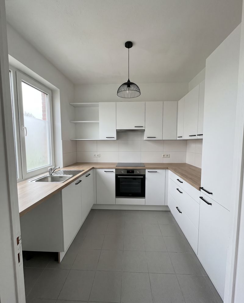 Witte keuken met eiken werkblad